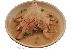 濃厚な鶏白湯<br> 鶏づくし刀削麺